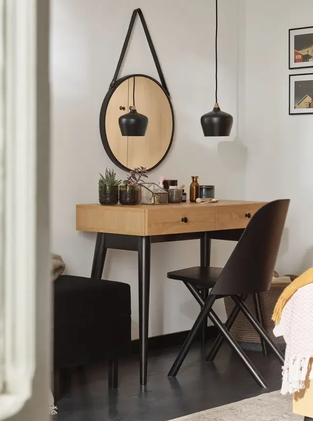 Toaletka z okrągłym lustrem w industrialnym stylu